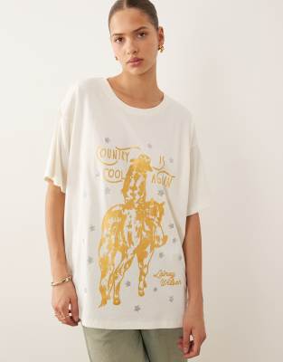 Wrangler x Lainey Wilson - Oversize-T-Shirt in Weiß mit Cowboy-Grafikprint auf der Vorderseite