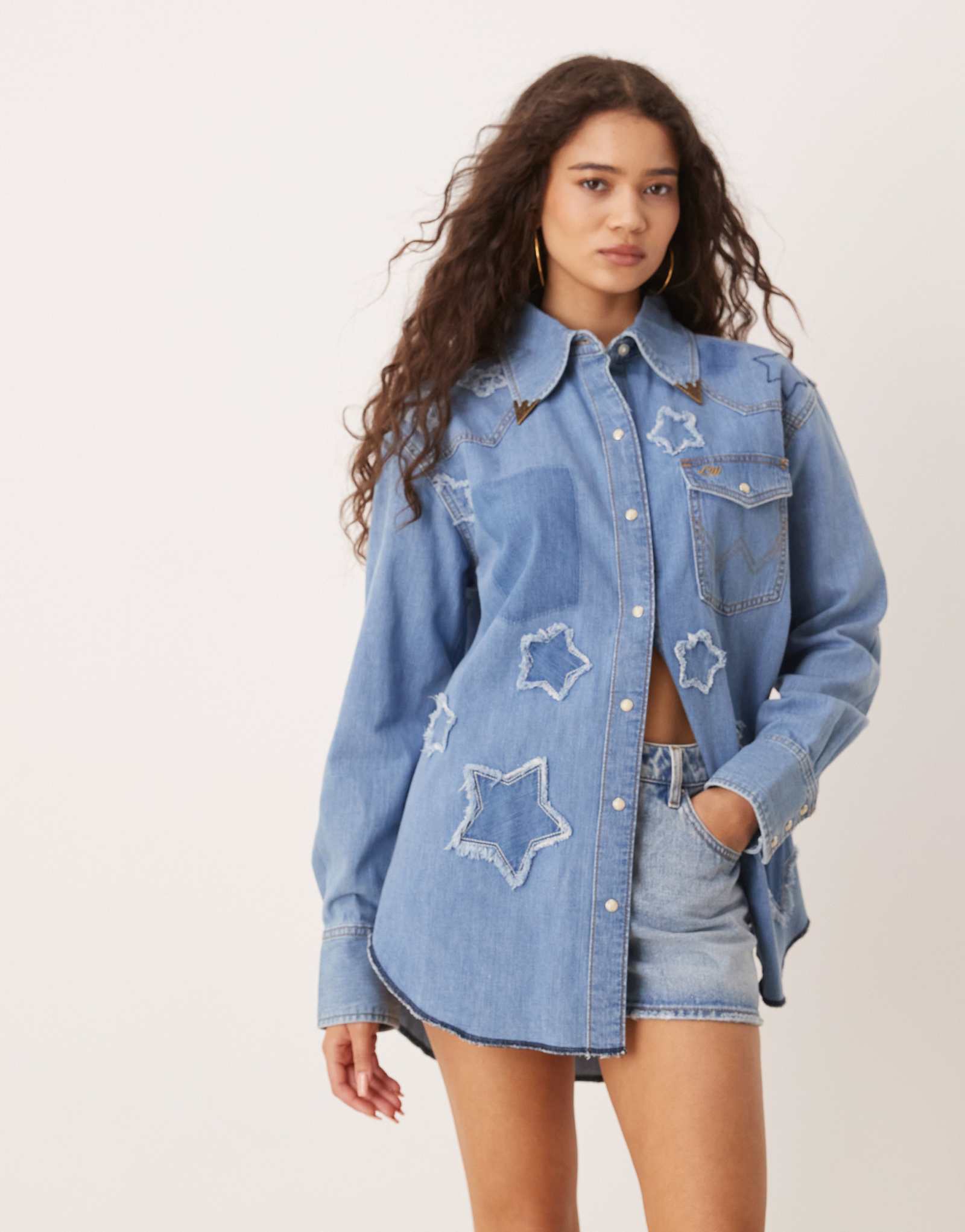 Джинсовая рубашка Wrangler x Lainey Wilson star синего цвета