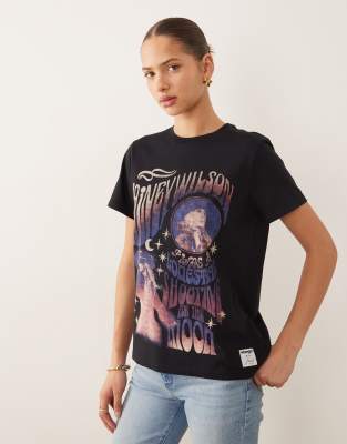 Wrangler x Lainey Wilson - T-Shirt in Schwarz mit Bandprint vorne