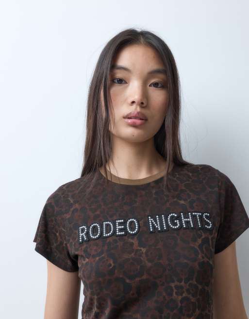 Wrangler X Lainey Wilson T-Shirt mit „rodeo nights“-Print in Leopardenmuster, 2 von 5