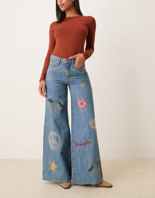 Wrangler x Lainey Wilson - Weit geschnittene Jeans in Blau mit Stickerei
