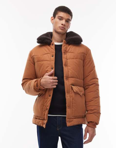 Wrangler x Stranger Things – Hopper's – Puffermantel in Braun - view 1