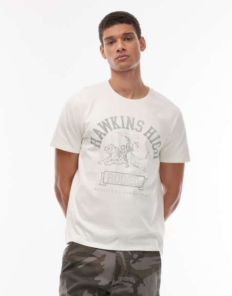 Wrangler x Stranger Things – Vit t-shirt med 'Hawkins High'-tryck framtill - view 1