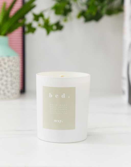 WXY. Bed. – Doftljus med doft av varm mysk & svart vanilj, 198g