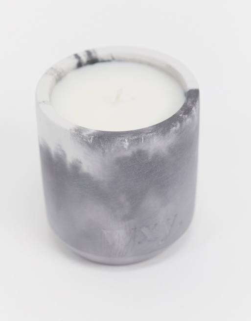 WXY. – Studio 2 – Pfeffer & Guajak – Duftkerze im Betonhalter, 170 g