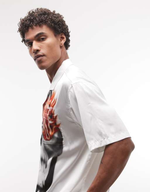 XLARGE - Camisa blanca de manga corta con estampado en el pecho y la espalda Camp, 4 de 5