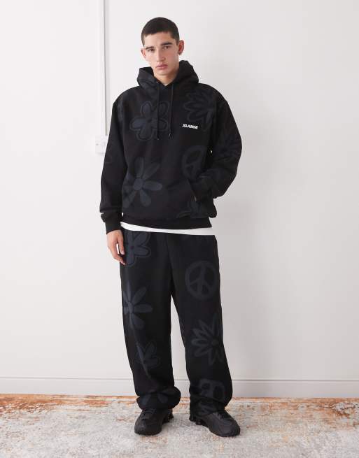 XLARGE - Co-ord set van hoodie en joggingbroek met vredesprint en logo in zwart, 3 van 3