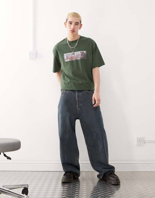 XLARGE - T-Shirt verde con stampa frontale del logo e grafica di metropolitana, 3 di 4