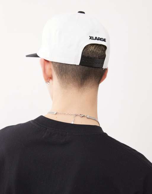XLARGE – Vit och svart snapback-keps med lutande OG-logga och kontrasterande brätte, 2 av 3