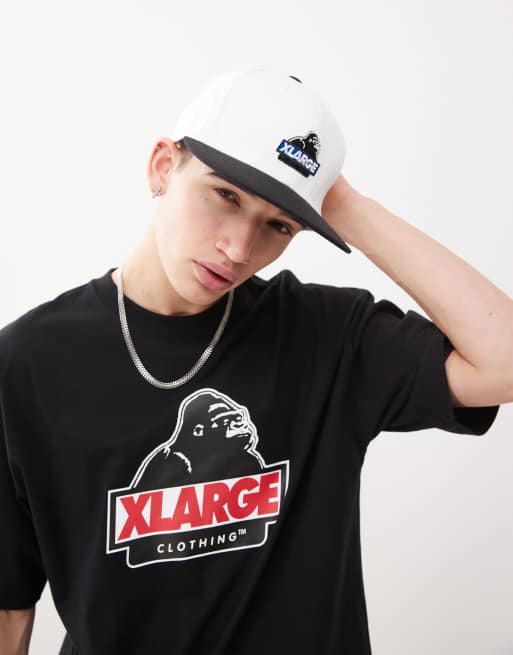 XLARGE – Vit och svart snapback-keps med lutande OG-logga och kontrasterande brätte, 3 av 3