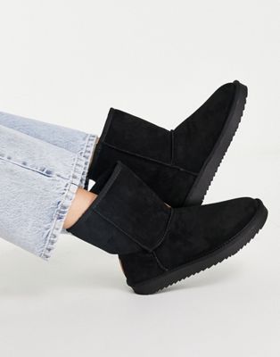 XTI fur lined ankle boots in black