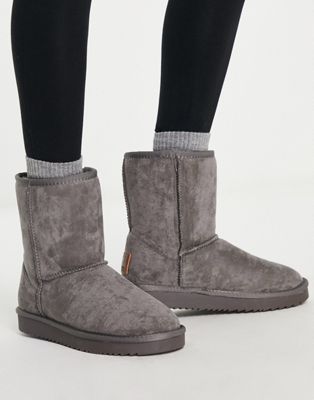 XTI fur lined ankle boots in grey