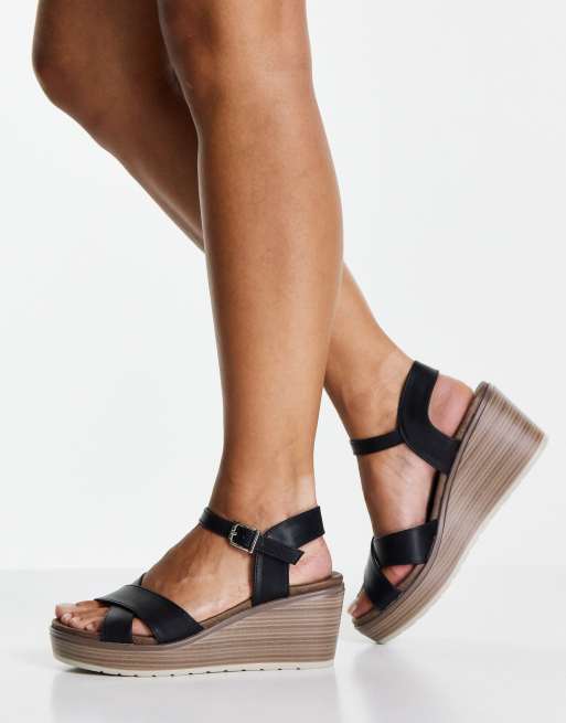 XTI – Sandalen in Schwarz mit Keilabsatz und überkreuzten Riemen