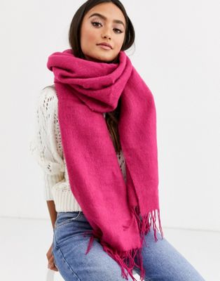 фото Ярко-розовый мягкий длинный шарф с кисточками asos design