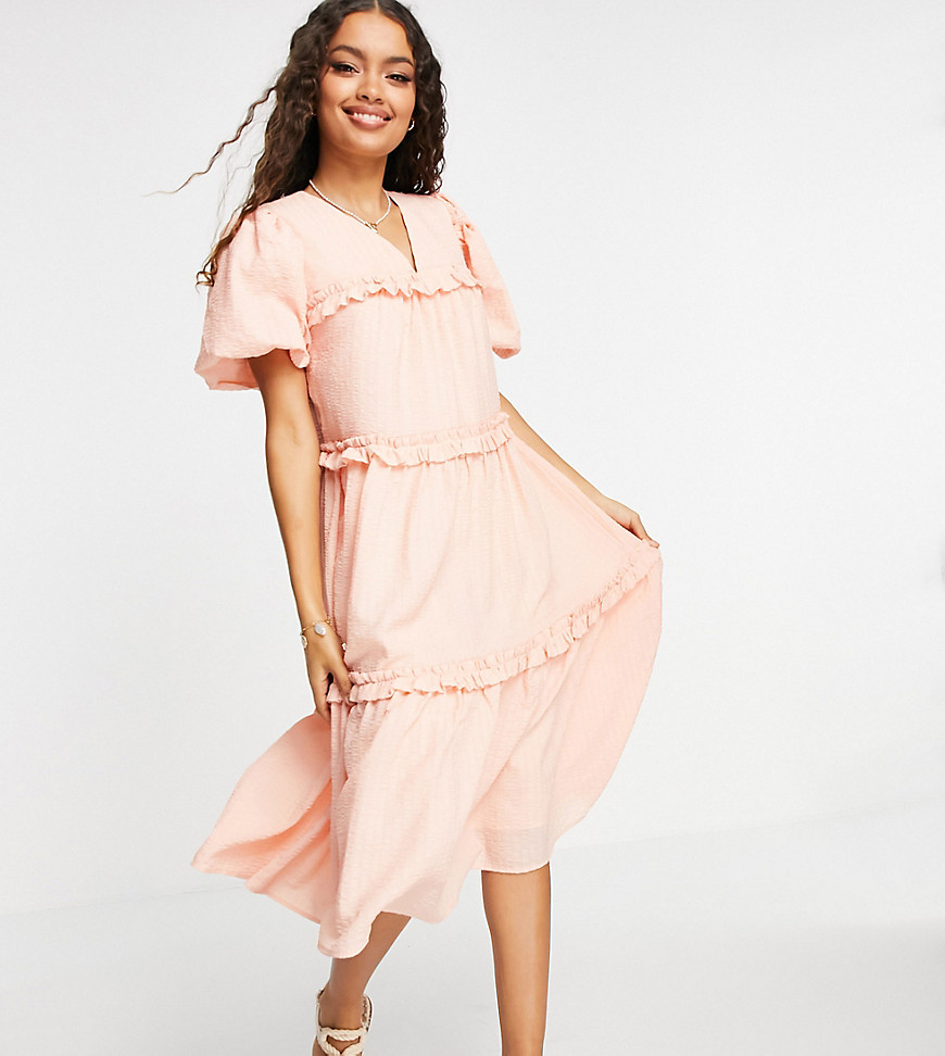 фото Ярусное креповое платье миди персикового цвета с рукавами-фонариками y.a.s petite-розовый цвет