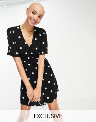 Маленькие черные платья  Asos Ярусное платье мини в горошек с запахом Nobody's Child-Черный цвет