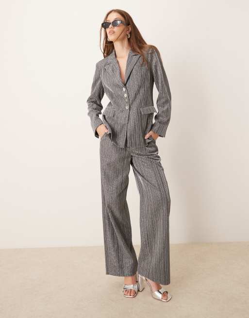 YAS - Abito sartoriale color argento glitterato con blazer aderente e pantaloni a vita alta