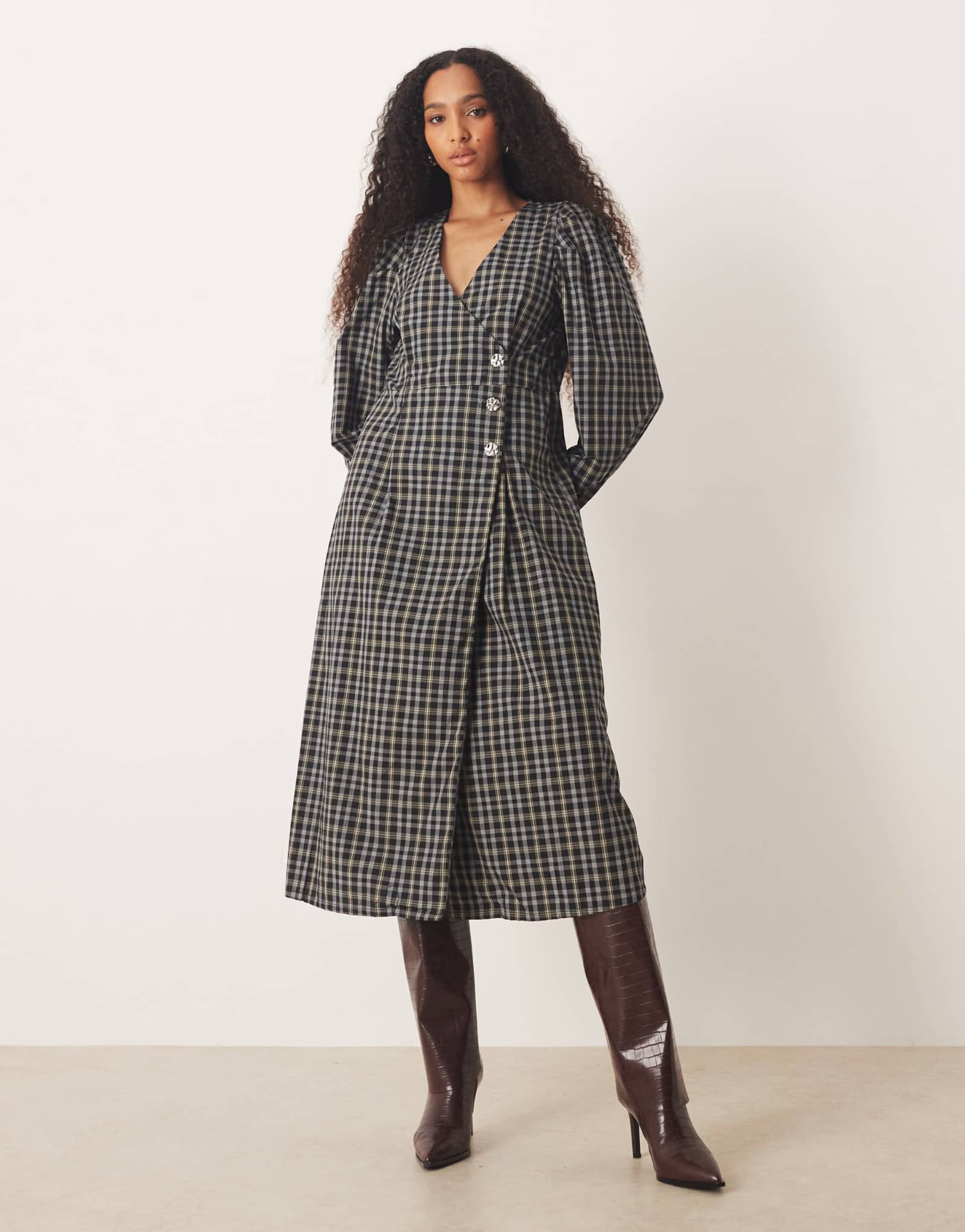 Асимметричное миди-платье YAS на пуговицах в черную клетку