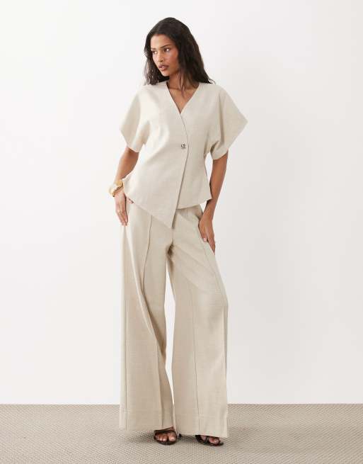 YAS - Asymmetrische elegante top met gehamerde knopen in lichtbeige, deel van co-ord set, 2 van 4