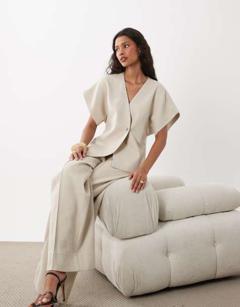 YAS - Beige sæt med skræddersyet top med asymmetrisk snit og knapper med udhamret design samt bukser med vide ben - view 1