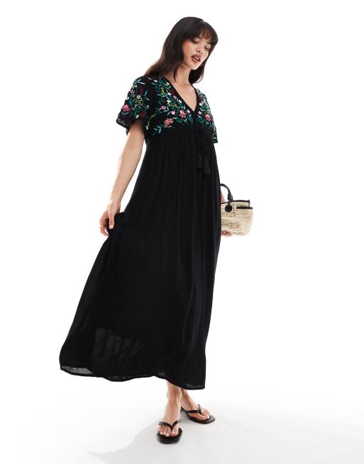 YAS – Besticktes Maxikleid in Schwarz mit V-Ausschnitt