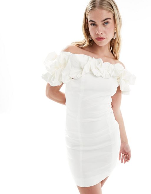 Y.A.S – Biała ślubna sukienka mini z odkrytymi ramionami z falbanką 