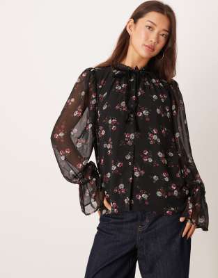 YAS - Boho-Bluse aus Chiffon in Schwarz mit Blumenmuster und Rüschenbesatz