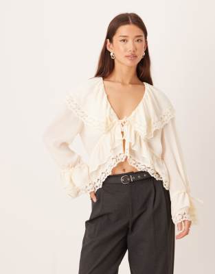 YAS - Boho-Bluse in Birken-Cremeweiß mit Spitzenborte und Rüschen