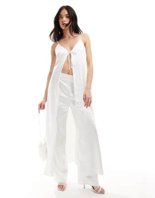 Y.A.S Bridal - Maxi-Camisole aus Satin in Weiß mit Bindeband vorne und Schleppe, Kombiteil