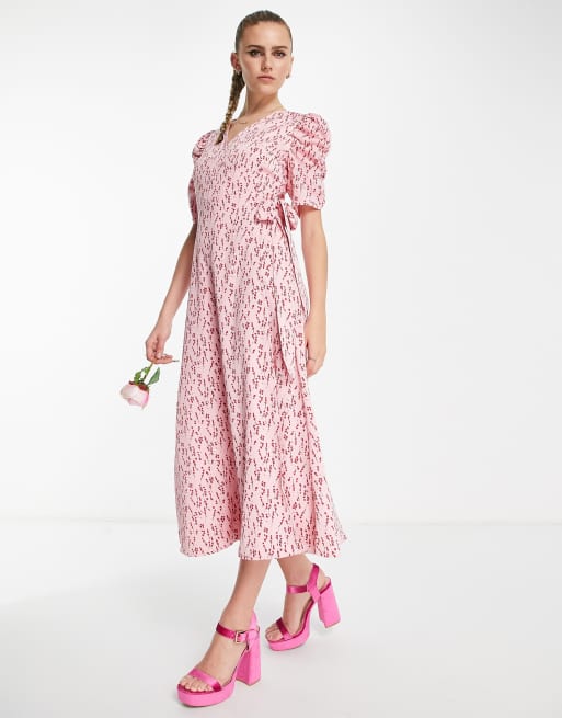 Y.A.S – Bridesmaid – Kopertowa sukienka midi z marszczonymi rękawami w różowo-czerwone kwiaty