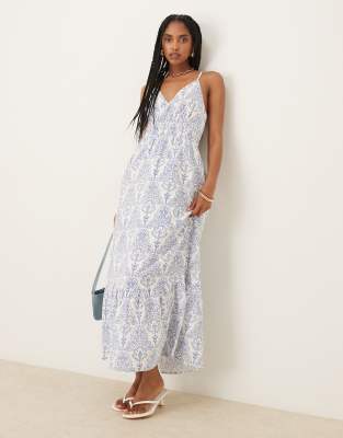 YAS - Camisole-Maxikleid in Weiß mit blauem Kachelmuster und überkreuzten Rückenträgern