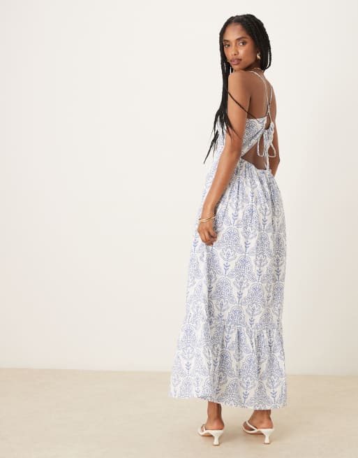 YAS – Camisole-Maxikleid in Weiß mit blauem Kachelmuster und überkreuzten Rückenträgern, 3 von 4