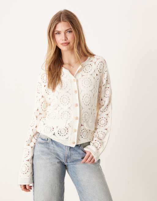 YAS - Cardigan in maglia all'uncinetto con lavorazione circolare color crema con bottoni color oro