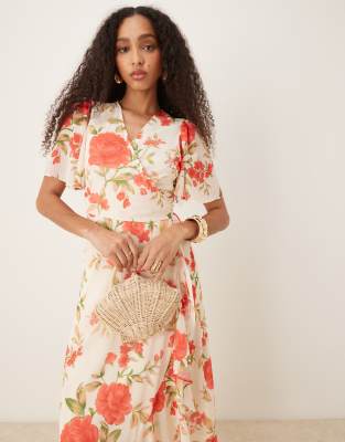 YAS - Chiffon-Maxikleid in Creme mit Rosenmuster, Wickeldesign vorne und ausgestellten Ärmeln-Bunt