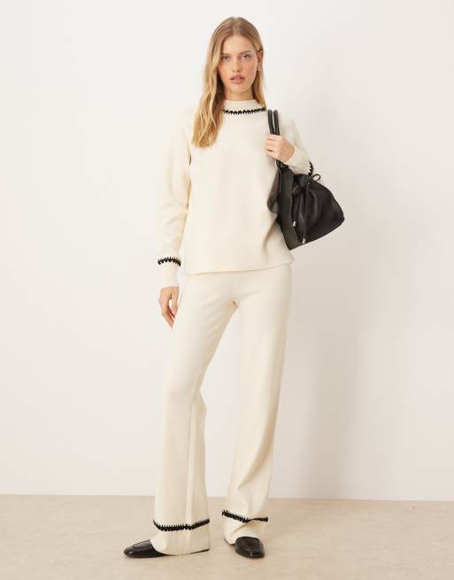 YAS - Completo color crema con pantaloni e maglione lavorato con finiture a contrasto