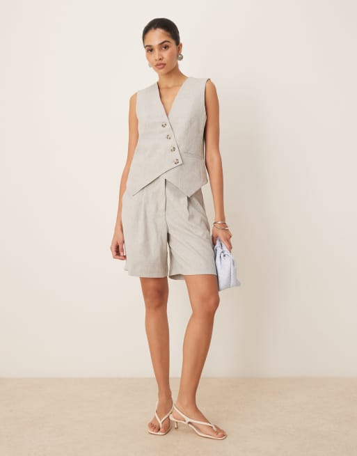 YAS - Coordinato grigio chiaro mélange con gilet sartoriale e pantaloncini taglio lungo