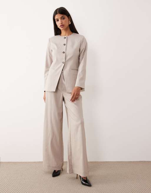 YAS - Coordinato premium grigio pallido composto con pantaloni con fondo ampio e dettaglio in vita e blazer aderente senza colletto