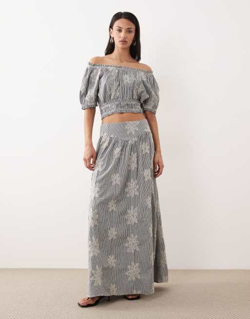 YAS - Crop top d'ensemble style folk à broderies fleuries et carreaux vichy - Noir, 2 de 4