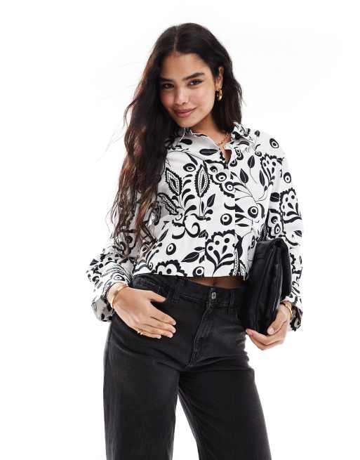 YAS - Cropped overhemd met lange mouwen in wit met tuinprint