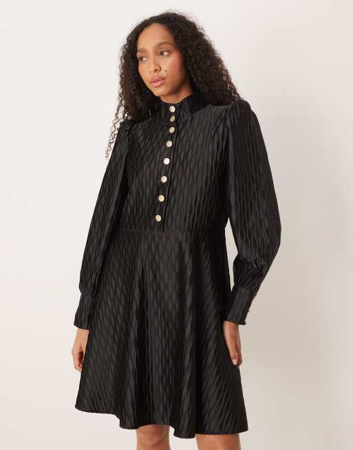 YAS – Czarna satynowa sukienka mini z zabudowanym dekoltem i zapięciem na guziki z przodu