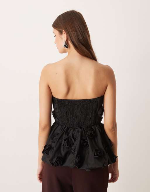 YAS – Czarny top z dekoltem bandeau i kwiatowymi aplikacjami 3D, 4 z 4