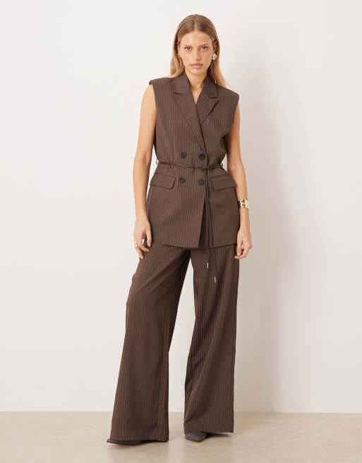 YAS – Elegantes Set, aus Weste mit Gürtel und Hose mit weitem Bein in Schokobraun mit Nadelstreifen, 2 von 3