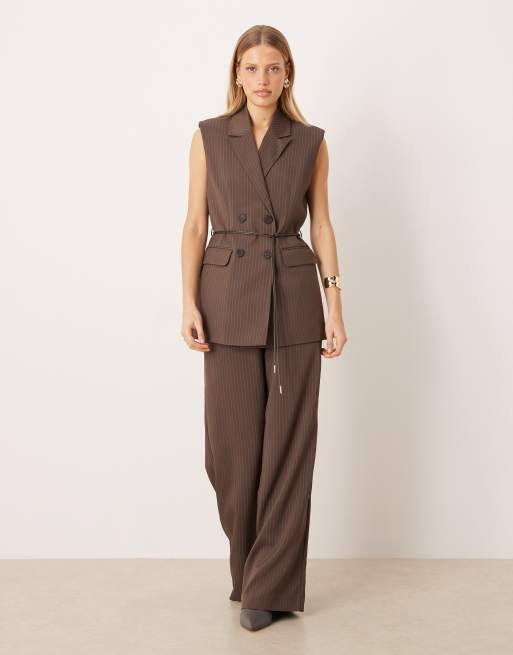 YAS – Elegante Weste in Schokobraun mit Nadelstreifen und Bindegürtel, Kombiteil, 2 von 4