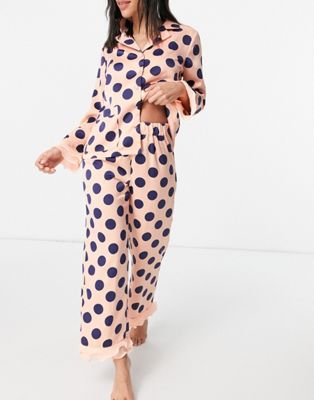 YAS - Exclusivité - Ensemble de pyjama chemise et pantalon à pois avec bords en organza - Rose et bleu marine