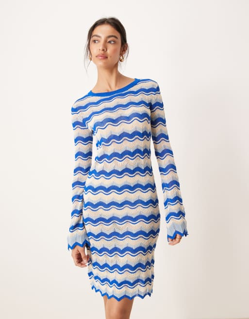 YAS – Fein gehäkeltes Minikleid mit Chevron-Streifenmuster in Blau-Creme und Trompetenärmeln