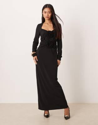 YAS - Figurbetontes Maxikleid in Schwarz mit Raffungen an den Ärmeln und Rosenverzierung am Oberteil