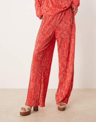 Y.a.s. Floral Printed Plunge Front Plisse Top In Red