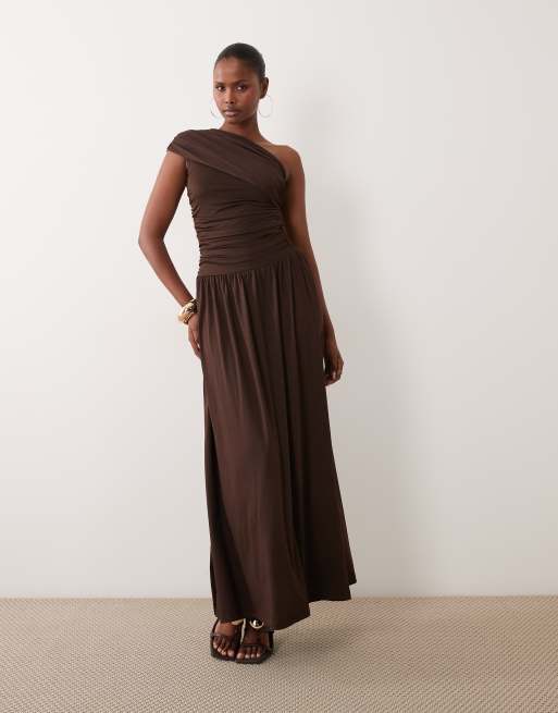 YAS gedrapeerde maxi-jurk met blote schouder in chocoladebruin, 2 van 4