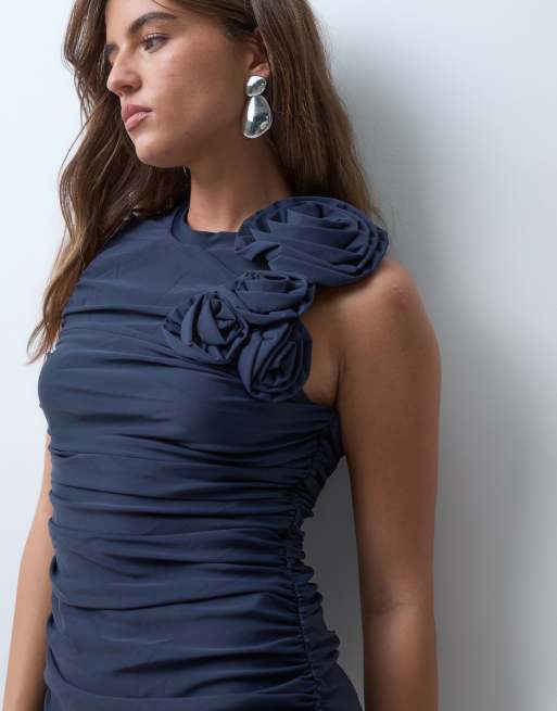 YAS gerafftes Maxikleid mit Rosette in Dunkelmarine, 2 von 4