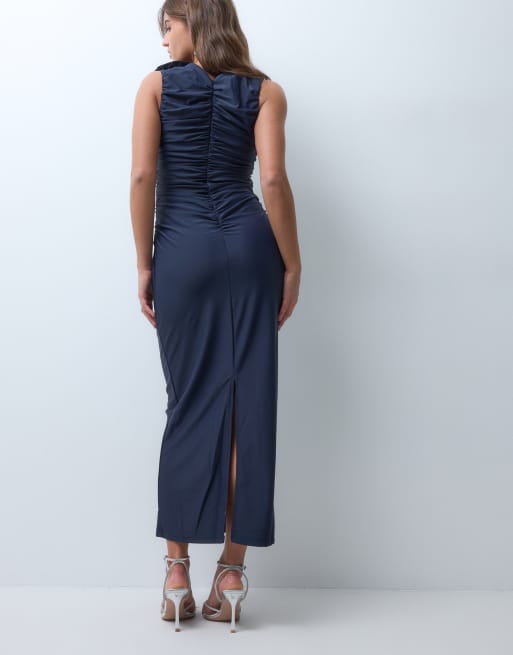 YAS gerafftes Maxikleid mit Rosette in Dunkelmarine, 3 von 4